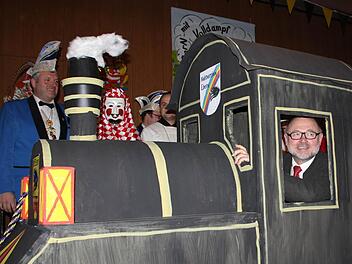 Der Bürgermeister Robert Herrmann wurde in eine Dampflokomotive verfrachtet.  Foto: Eckehard Kiesewetter
