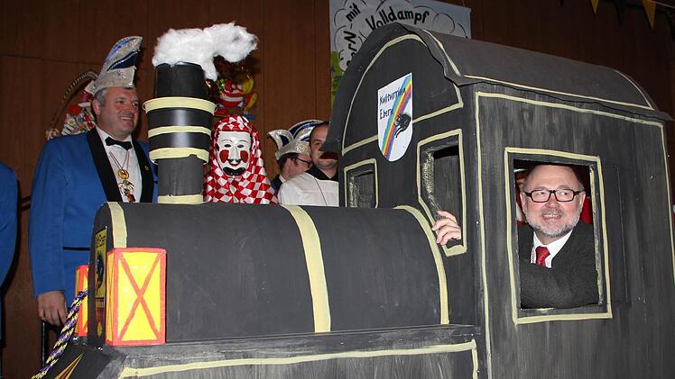 Der Bürgermeister Robert Herrmann wurde in eine Dampflokomotive verfrachtet.  Foto: Eckehard Kiesewetter