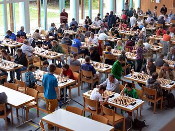 Schachfiguren und rauchende Köpfe soweit das Auge reicht: 134 Spieler kämpften beim 25. Seebach-Open in der Großenseebacher Mehrzweckhalle um den Sieg. Fotos: herzopress