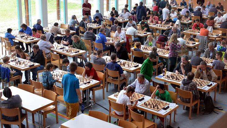 Schachfiguren und rauchende Köpfe soweit das Auge reicht: 134 Spieler kämpften beim 25. Seebach-Open in der Großenseebacher Mehrzweckhalle um den Sieg. Fotos: herzopress