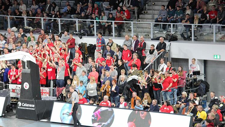 Unterhalb der Nordtribüne spielt die Brass-band auf.