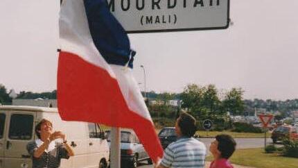 Die Schilder der Städtepartnerschaft in Hennebont werden enthüllt. Foto: P.Y. Nicolas