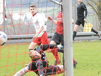 Der Joker trifft: Dominik Halbig erzielt hier gegen den FC Lichtenfels das vorentscheidende 2:0. Foto: ssp