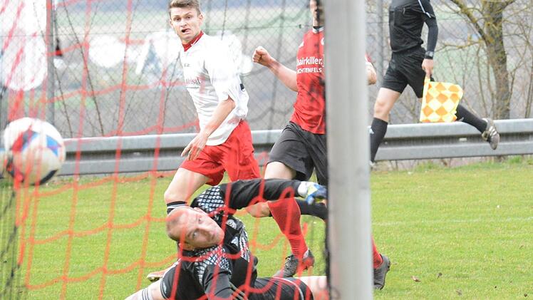 Der Joker trifft: Dominik Halbig erzielt hier gegen den FC Lichtenfels das vorentscheidende 2:0. Foto: ssp