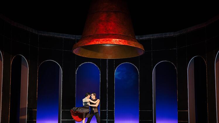 Szene aus dem Coburger Ballettabend "Der Glöckner von Notre-Dame" mit Musik von Bizet, Mussorgsky, Rimski-Korsakow und Rachmaninow. Premiere ist am Samstag im Landestheater.
