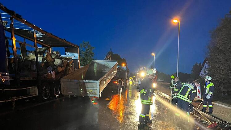 Riesige Rauch-Säule im Kreis Bamberg: Lkw geht in Flammen auf - Feuerwehr mit Großeinsatz