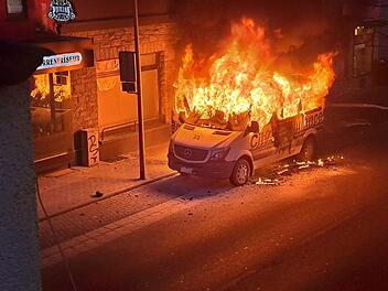Als die Rettungskräfte eintrafen, brannte das Ambulanzfahrzeug bereits lichterloh.