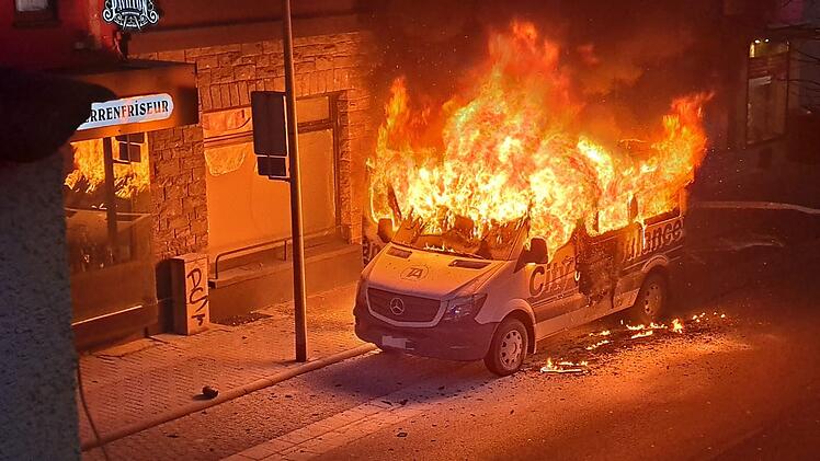 Als die Rettungskräfte eintrafen, brannte das Ambulanzfahrzeug bereits lichterloh.