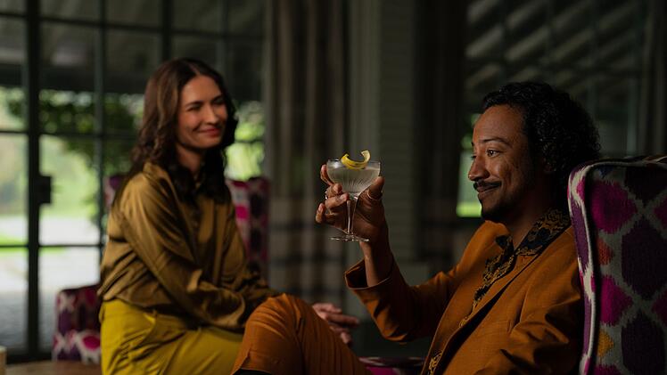 Nicht alle Au&szlig;enseiter stehen der "neuen Welt" skeptisch gegen&uuml;ber: Ein franz&ouml;sischsprachiger Lebemann (Samba Schutte) genie&szlig;t die Vorz&uuml;ge der Nach-Wendezeit in vollen Z&uuml;gen.