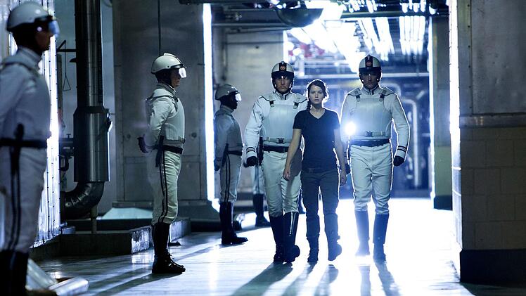 Katniss (Jennifer Lawrence) muss sich in der Arena nicht nur vor ihren Gegnern in Acht nehmen.