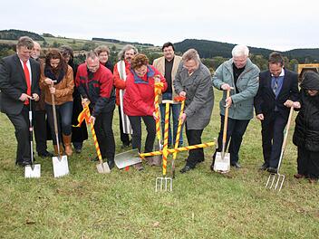 Sie gaben den Startschuss für das neue Seniorenzentrum. Mit im Bild: ASB-Geschäftsführer Thomas Scholz (5. v. l.),  ASB-Kreisvorsitzende Christa Steiger (7. v.l.)  sowie die Bürgermeister Hans Pietz (Pressig, 4. v.r.) und Norbert Gräbner (Marktrodach, 2. v.r.). Foto: Veronika Schadeck
