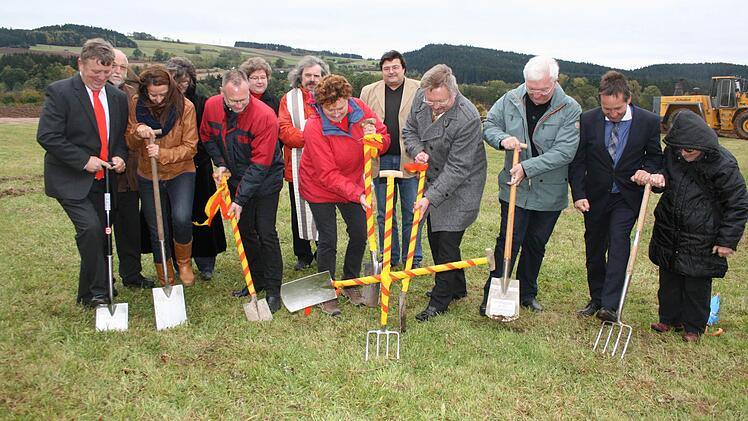 Sie gaben den Startschuss für das neue Seniorenzentrum. Mit im Bild: ASB-Geschäftsführer Thomas Scholz (5. v. l.),  ASB-Kreisvorsitzende Christa Steiger (7. v.l.)  sowie die Bürgermeister Hans Pietz (Pressig, 4. v.r.) und Norbert Gräbner (Marktrodach, 2. v.r.). Foto: Veronika Schadeck