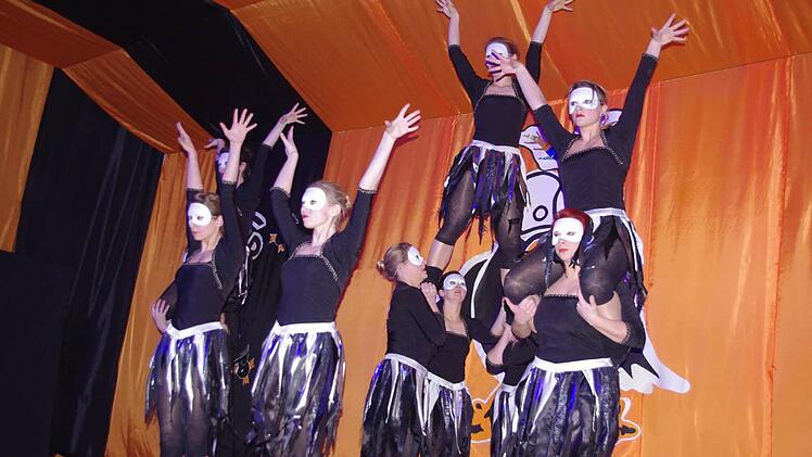 Die Turniergruppe mit Hebungen von "Dance 4Fun" bei ihrem Hexen-Abenteuer