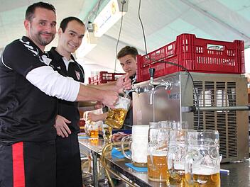 Das wird eine lange Nacht: Die FCler Oliver Hilbert und Sven Markovics schenken literweise Bier aus. Fotos: Ulrike Müller