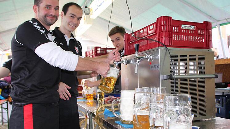 Das wird eine lange Nacht: Die FCler Oliver Hilbert und Sven Markovics schenken literweise Bier aus. Fotos: Ulrike Müller