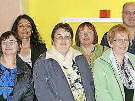 Rektorin Andrea Rauh (Vierte von links) mit den Teilnehmern des Klassentreffens  Foto: Sabine Weinbeer