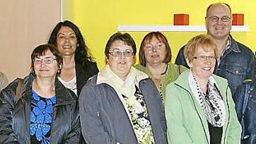 Rektorin Andrea Rauh (Vierte von links) mit den Teilnehmern des Klassentreffens  Foto: Sabine Weinbeer