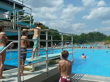 Die Gebührenerhöhung im Terrassenschwimmbad hat dieses Jahr für Mehreinnahmen in Höhe von 40 000 Euro gesorgt.  Foto: Saale-Zeitung/Archiv