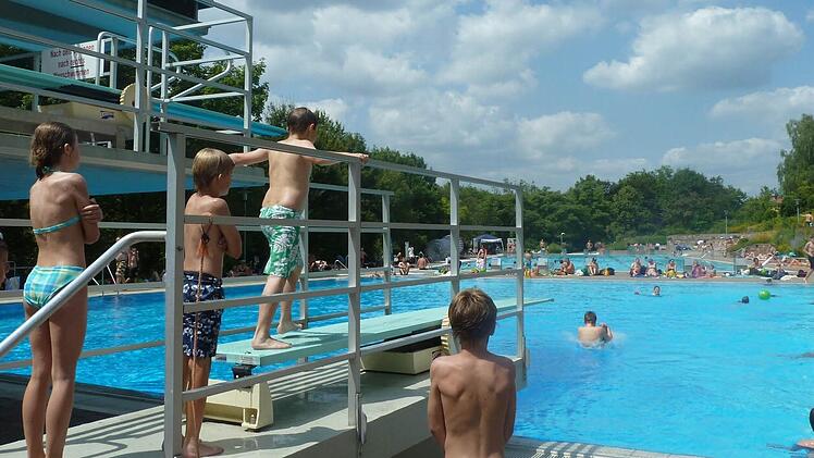Die Gebührenerhöhung im Terrassenschwimmbad hat dieses Jahr für Mehreinnahmen in Höhe von 40 000 Euro gesorgt.  Foto: Saale-Zeitung/Archiv
