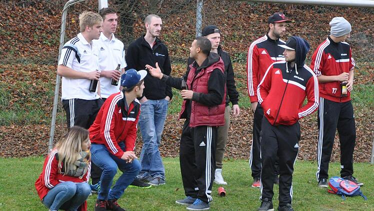 Auch die Männer vom ATSV Forchheim ließen sich das Spitzenspiel nicht entgehen. Foto: Hühnlein