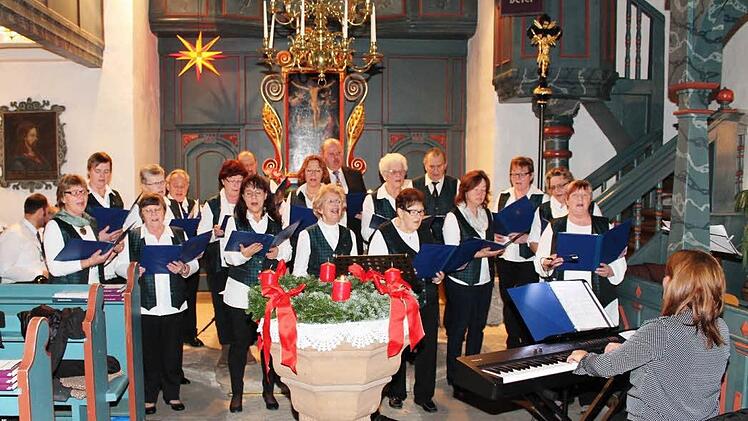 Nach einjähriger Pause wieder dabei: die "Liedertafel Hafenpreppach" unter der Leitung von Helena Perez Martinez.