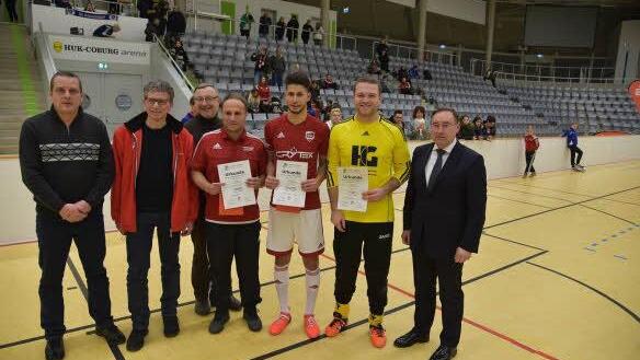 Die Verantwortlichen zeichneten die besten Individualisten aus: Bester Feldspieler wurde Sertan Sener vom SV Bosporus Coburg, bester Torschütze war Gerhard Reiter von der SpVgg Wüstenahorn und zum bester Torhüter wählten die Organisatoren um SVK-Vorstand Michael Schulz (rechts) Mike Pochmann (SV Ketschendorf).