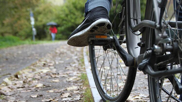 Eine Fahrradfahrerin blieb mit dem Rad an den Schienen hängen und stürzte. Es ist nicht der einzige Unfall, der auf dem Radweg hinter der Feuerwehr passiert ist. Foto: Ulrike Müller
