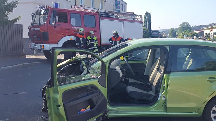 Die Feuerwehr hat die Frau aus ihrem Auto gerettet. Foto: Daniel Wachter