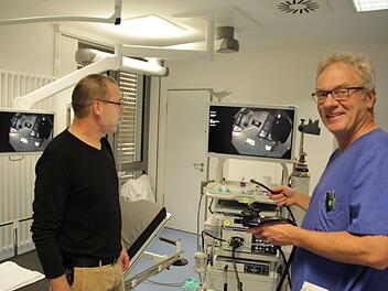 In der neuen Endoskopie steht Oberarzt Dr. Marcus Troyke (rechts) modernste Technik zur Verfügung. Am Bildschirm sieht er nicht nur das Innere des Darms in HD-Auflösung, sondern auch stellvertretenden Verwaltungschef Herbert Hirschmann.  Fotos: Andreas Dorsch