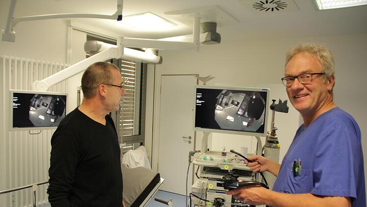 In der neuen Endoskopie steht Oberarzt Dr. Marcus Troyke (rechts) modernste Technik zur Verfügung. Am Bildschirm sieht er nicht nur das Innere des Darms in HD-Auflösung, sondern auch stellvertretenden Verwaltungschef Herbert Hirschmann.  Fotos: Andreas Dorsch
