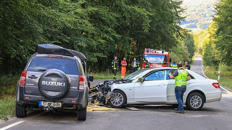 Auf der B 286 kam es zu einem Frontalzusammensto&szlig; von zwei Fahrzeugen. Die drei Insassen wurden schwer verletzt. Foto: NEWS5 / Merzbach