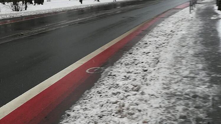 Auch in der Pestalozzistraße ist der Radweg zum Teil blockiert. Foto: privat