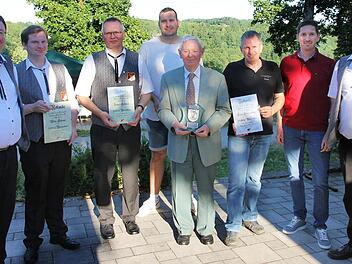 Bei der Ehrung von links: Vorsitzender Rainer Pink, Willy Schreyer, J&uuml;rgen Sedlmeier, Andreas Sch&uuml;pferling, Hermann Weik, Klaus Hopfeng&auml;rtner, B&uuml;rgermeister Ralf Kunzmann und J&uuml;rgen Sch&uuml;pferling (Zweiter Vorsitzender)