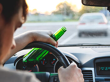 Betrunkener Autofahrer kracht im Kreis Kronach gegen Auto und Hausmauer - Fluchtversuch scheitert