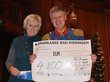 Einen Scheck in Höhe von 4800 Euro überreichte die Vorsitzende des Fördervereins der Städtischen Musikschule, Birgit Eber, an Stadtmusikdirektor Bernd Hammer. Foto: Peter Klopf
