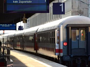 Wegen Bauarbeiten zwischen Fürth und Baiersdorf kommt es bei der Bahn zur Zeit zu Fahrplanänderungen. Am Wochenende fallen erneut Züge auf der Strecke Bamberg-Nürnberg aus. Foto: Archiv/Caroline Seidel/dpa