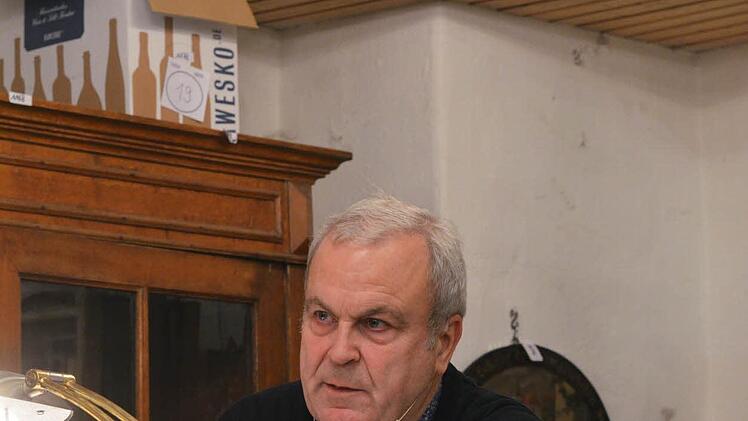 Herbert Weidler an seinem Arbeitsplatz im Auktionssaal Foto: Nikolas Pelke