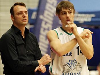 Logan Stutz (r.) ist zur erhofften Stütze im Team von Trainer Ivan Pavic (l.) gereift. Foto: sportpress
