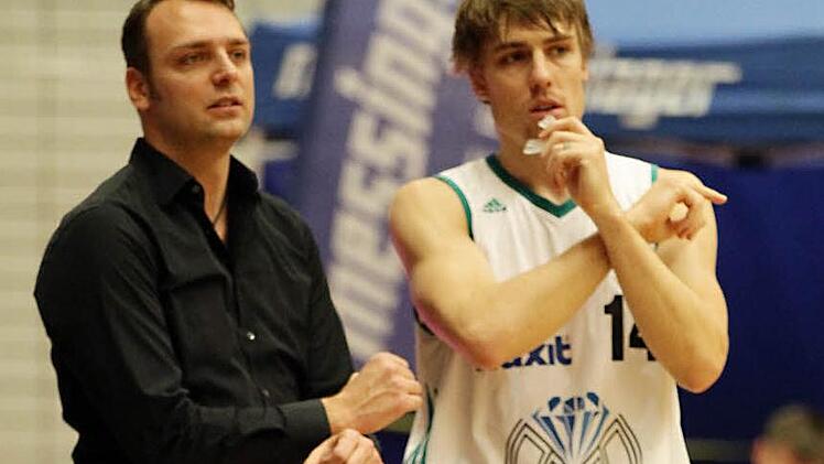 Logan Stutz (r.) ist zur erhofften Stütze im Team von Trainer Ivan Pavic (l.) gereift. Foto: sportpress