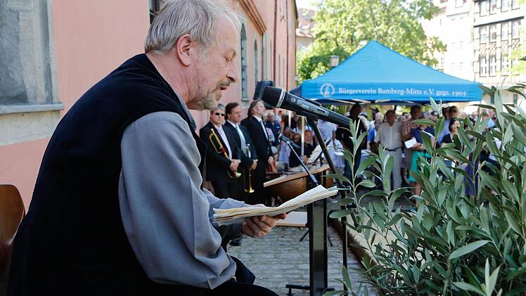 Eckhart Neuberg trägt den berühmten Brief von Johannes Junius vor. Foto: Matthias Hoch