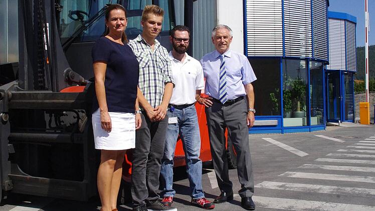 Zwischen Gabelstaplern, Lastwagen und Regalen wird Kevin Schnetter (2. v. l.) seinen Beruf erlernen. Mit im Bild sind von der Firma Dr. Schneider (v. l.): Detlind Breuer, Michel Ehrlicher und Günter Murmann. Foto: Marco Meißner