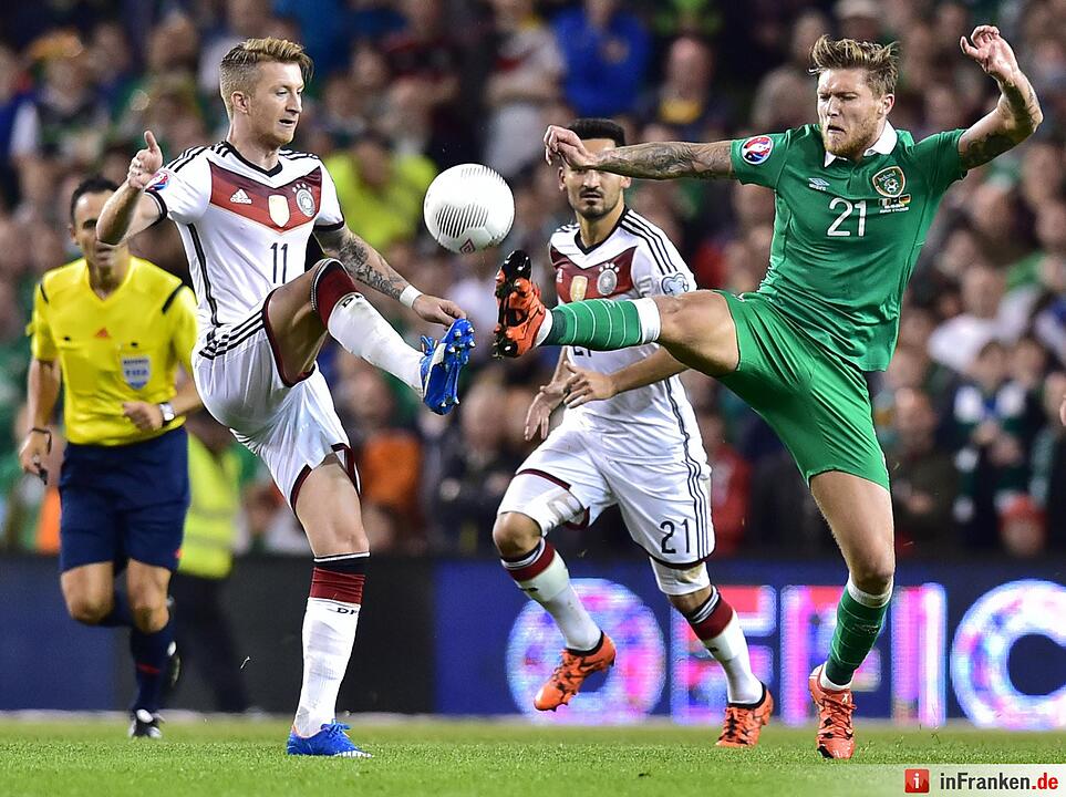 Deutschlands Marco Reus (l) und Irlands Jeff Hendrick kämpfen um den Ball.
