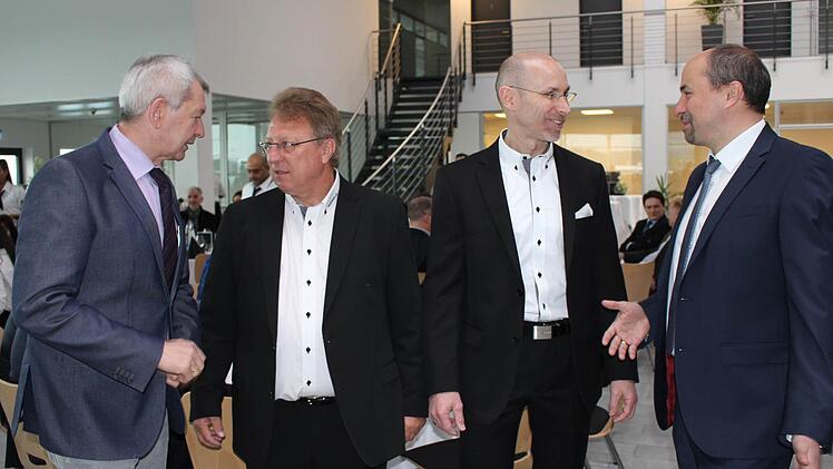 Jochen Reimann und Reinhard Löhner im Gespräch mit Landrat Johann Kalb (links) und Bürgermeister Johannes Krapp (rechts)