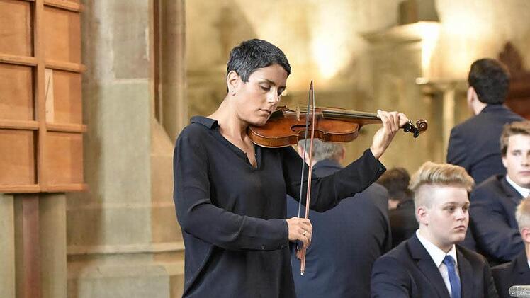 Leila Schayegh leitete mit ihren Vorträgen auf ihrer Barock-Violine nicht nur in das Konzert ein sondern verband zudem auch durch Zwischenspiele die einzelnen Liedvorträge. Foto: Gerold Snater
