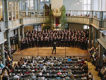 Rund 100 Sänger bilden den "monte soprano chor" aus Windsbach, der am 30. Dezember in der Petrikirche gastiert. Foto: privat