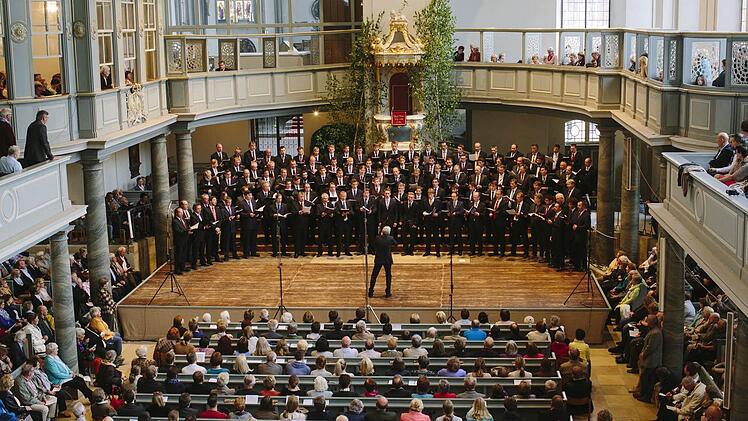 Rund 100 Sänger bilden den "monte soprano chor" aus Windsbach, der am 30. Dezember in der Petrikirche gastiert. Foto: privat
