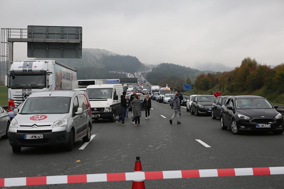 Nürnberger Land: Vollsperrung der A9 - Lkw-Ladung quer über die Fahrbahn verteilt
