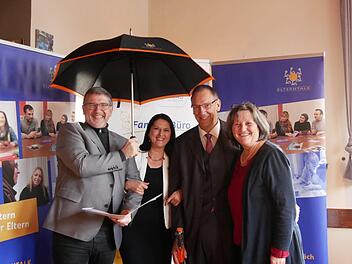Landrat Michael Busch danke seinen Mitarbeiterinnen Nathalie Dikomey vom Familienbüro (Landratsamt) und Andrea Gulich (Stadt Coburg) für eine hervorragende Zusammenarbeit. Dem schloss sich Coburgs Dritter  Bürgermeister Thomas Nowak (Zweiter von rechts) gerne an. Foto: Manja von Nida