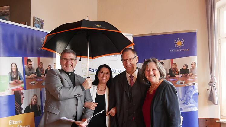 Landrat Michael Busch danke seinen Mitarbeiterinnen Nathalie Dikomey vom Familienbüro (Landratsamt) und Andrea Gulich (Stadt Coburg) für eine hervorragende Zusammenarbeit. Dem schloss sich Coburgs Dritter  Bürgermeister Thomas Nowak (Zweiter von rechts) gerne an. Foto: Manja von Nida