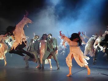Die Vampire greifen an: In tollen Ensemble-Choreographien in Bewegung, aber auch in romantisch ruhigen intimen Szenen begeisterte das Hofer Ballett das Publikum des Theaterrings.  Foto: Thomas Ahnert